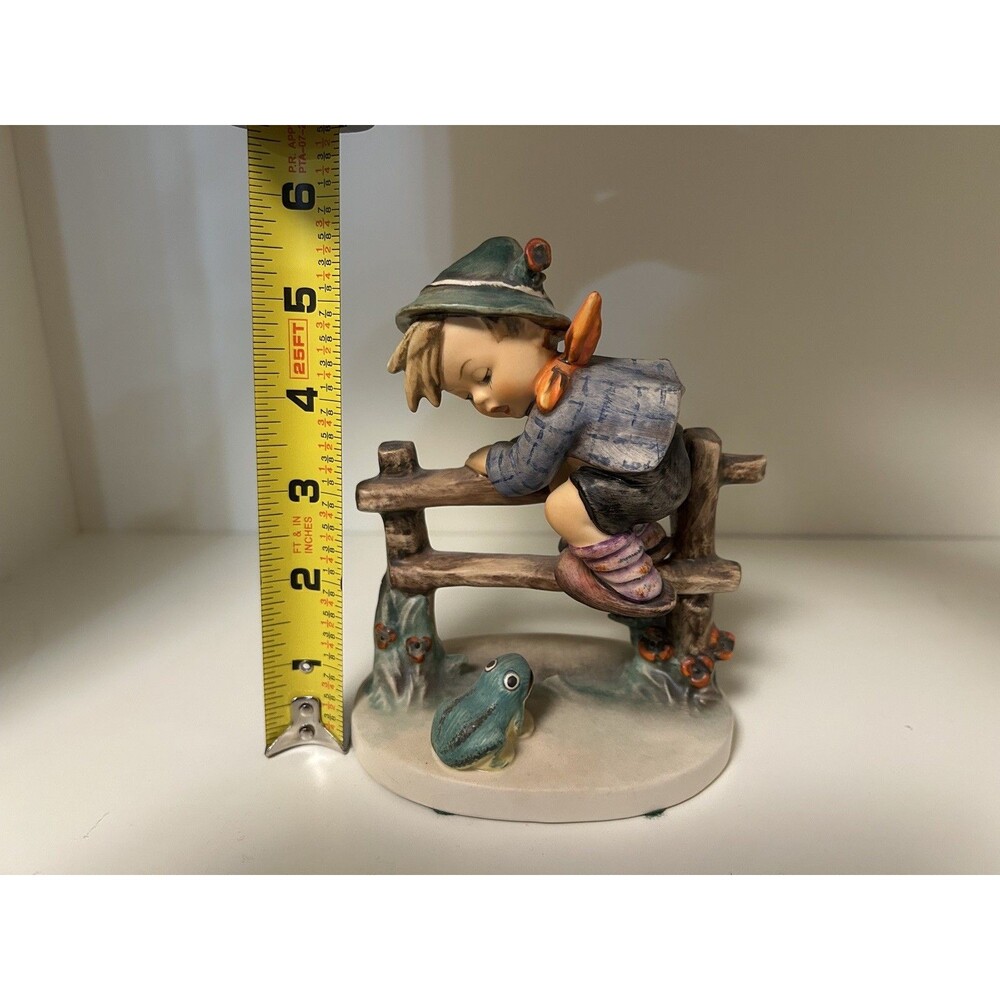 Goebel Hummel Figurine -Retreat To Safety boy - Picture 7 of 8